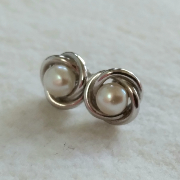 Freshwater pearl earrings in sterling silver basket wrap - Picture 2 of 4
